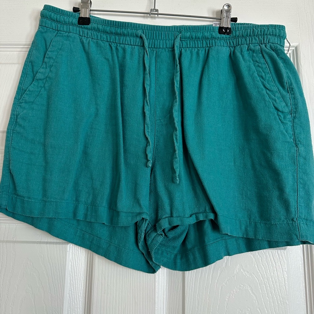 Women’s high-waisted, drawstring linen shorts. 3.5” inseam, size large.